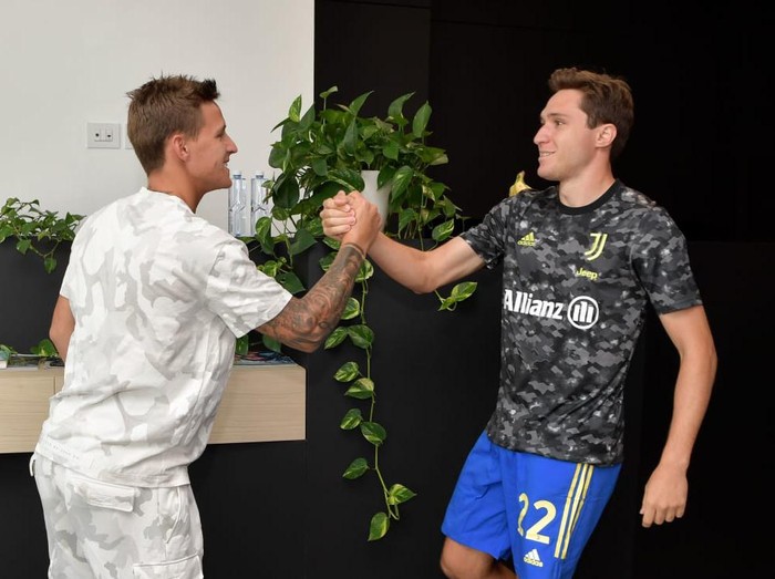 Fabio Quartararo dan Federico Chiesa di markas latihan Juventus, Turin, 19 Agustus 2021.