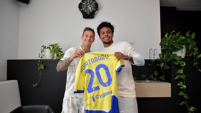 Fabio Quartararo bertemu Weston McKennie di markas latihan Juventus, Turin, Kamis 19 Agustus 2021.