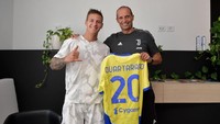 Fabio Quartararo berfoto bersama pelatih Juventus, Massimiliano Allegri. (Foto: dok. Juventus)