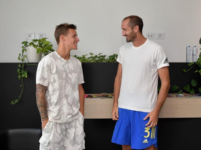 Fabio Quartararo bertemu kapten Juventus, Giorgio Chiellini, di markas latihan Juventus, Turin, 19 Agustus 2021.