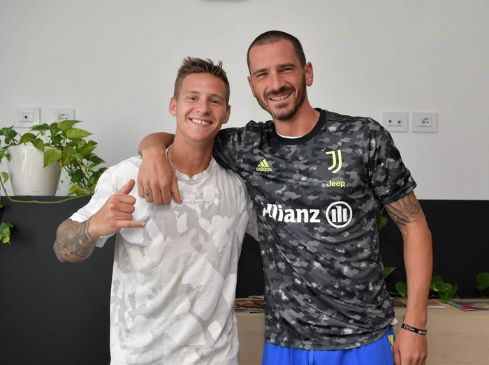 Fabio Quartararo bertemu Leonardo Bonucci di markas latihan Juventus, Turin, 19 Agustus 2021.