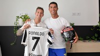 Fabio Quartararo mendapat jersey Cristiano Ronaldo, sementara CR7 diberikan helm El Diablo. (Foto: dok. Juventus)