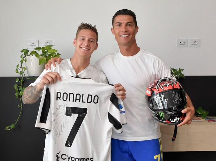 Fabio Quartararo bertemu Cristiano Ronaldo di markas Juventus, Turin, 19 Agustus 2021.