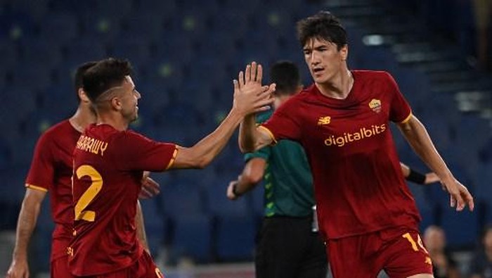 Romas Uzbek forward Eldor Shomurodov  (R) celebrates with his teammate Romas Italian forward Stephan el-Shaarawy after scoring, during the Italian friendly football match AS Rome vs Raja Club Athletic  at the Olympic stadium in Rome on August 14, 2021. (Photo by Andreas SOLARO / AFP)