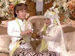 Lesti dan Rizky Billar Adu Tarik Ayam Bekakak, Ini Filosofinya Dalam Adat Sunda Lesti dan Rizky Billar Adu Tarik Ayam Bekakak, Ini Filosofinya Dalam Adat Sunda