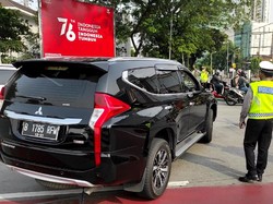 Mobil Pelat Merah dan RFW Ganjil Diputar Balik di Gage Jalan Sudirman