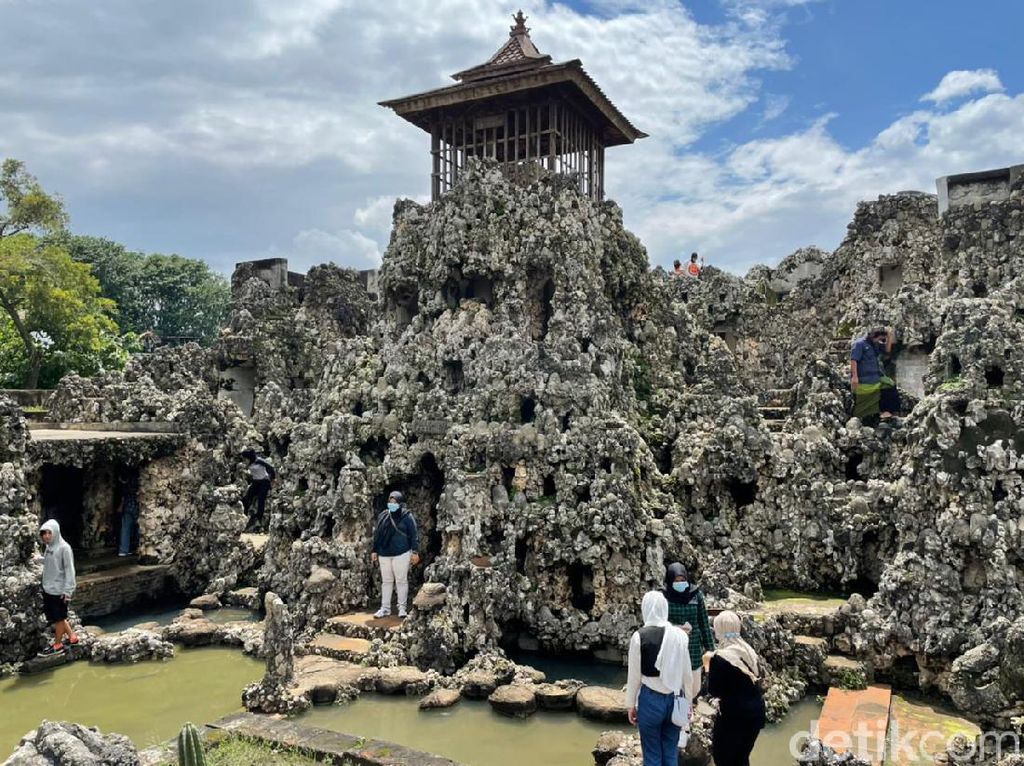 Perebutan Takhta di Kasepuhan Cirebon Tak Berimbas ke Wisata Gua Sunyaragi