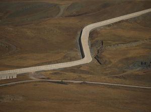 Halau Pengungsi Afghanistan, Turki Bangun Tembok Pembatas Halau Pengungsi Afghanistan, Turki Bangun Tembok Pembatas