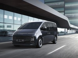 Mobil Pesawat Luar Angkasa Hyundai Staria Mengaspal di Bandung