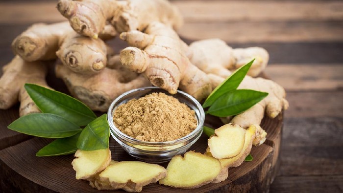 Ginger root and ginger powder in the bowl