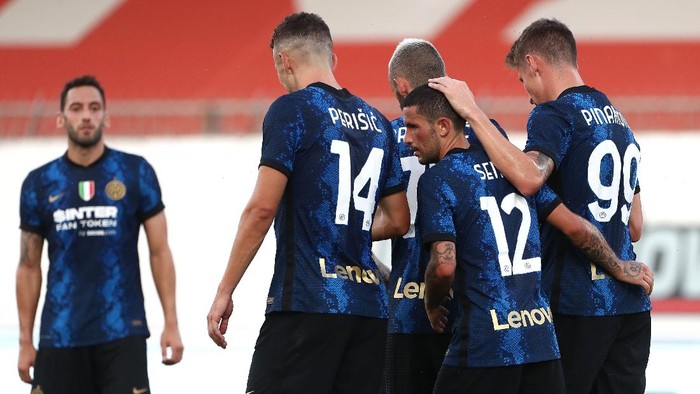 MONZA, ITALY - AUGUST 14: Stefano Sensi #12 of FC Internazionale celebrates his goal with his team-mates during the pre-season friendly match between FC Internazionale and Futbolnyj Klub Dynamo Kyïv at U-Power Stadium on August 14, 2021 in Monza, Italy. (Photo by Marco Luzzani/Getty Images )