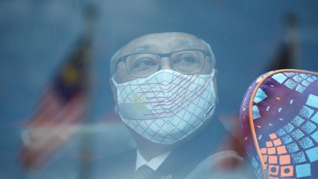 Former Malaysian Deputy Prime Minister Ismail Sabri Yaakob looks out from a bus window before departing for a meeting with the King, in Kuala Lumpur, Malaysia, August 19, 2021. REUTERS/Lim Huey Teng