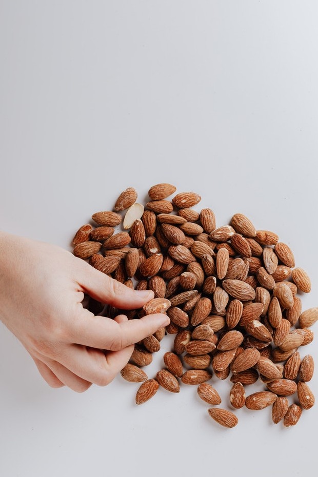 Kacang almond/Pexels.com/ Karolina Grabowska