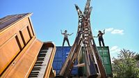 Keren! Patung Ini Terbuat Dari Piano Bekas