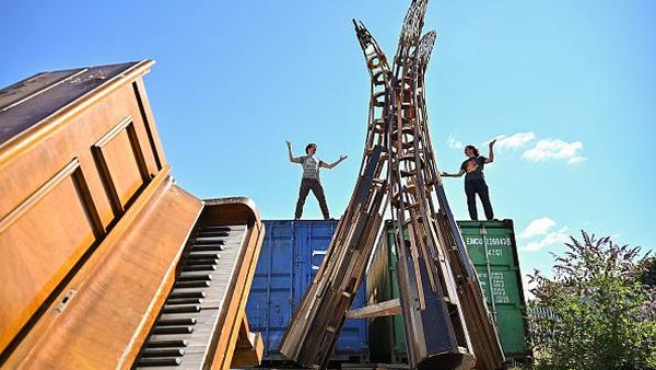 Keren! Patung Ini Terbuat Dari Piano Bekas