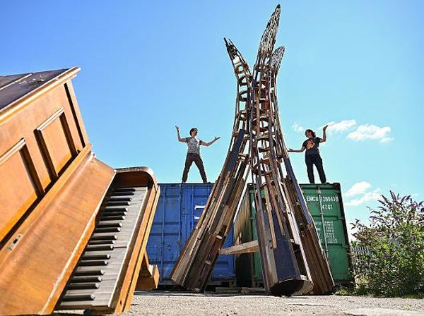 Keren! Patung Ini Terbuat Dari Piano Bekas
