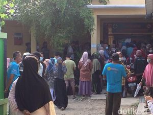 Kuota Terbatas, Warga Berebut Daftar Vaksin di Brebes Jadi Kerumunan