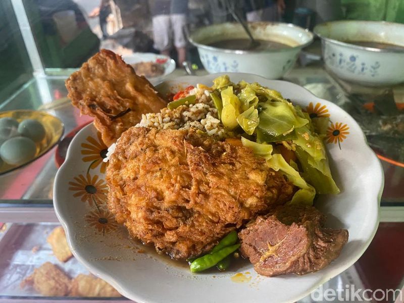 Ketagihan Nasi Rames Telur Bebek Kuah Semur di Warung Belek yang Murah Abis