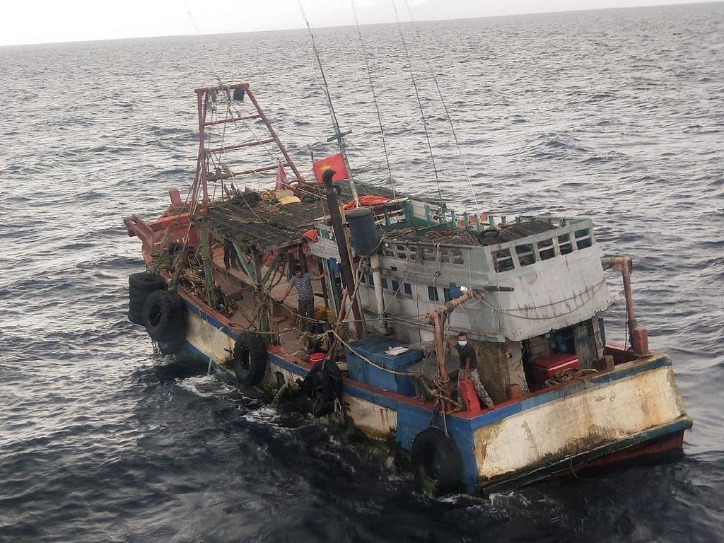 KKP Tangkap 2 Kapal Maling Ikan di Natuna, 1 Terbakar dan Tenggelam