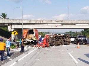 Minibus Seruduk Truk di Tol Boyolali, 1 Tewas-4 Orang Luka