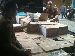 Barang Bukti Kasus Korupsi Bantuan Kemenkop UKM Sebanyak 2 Pikap