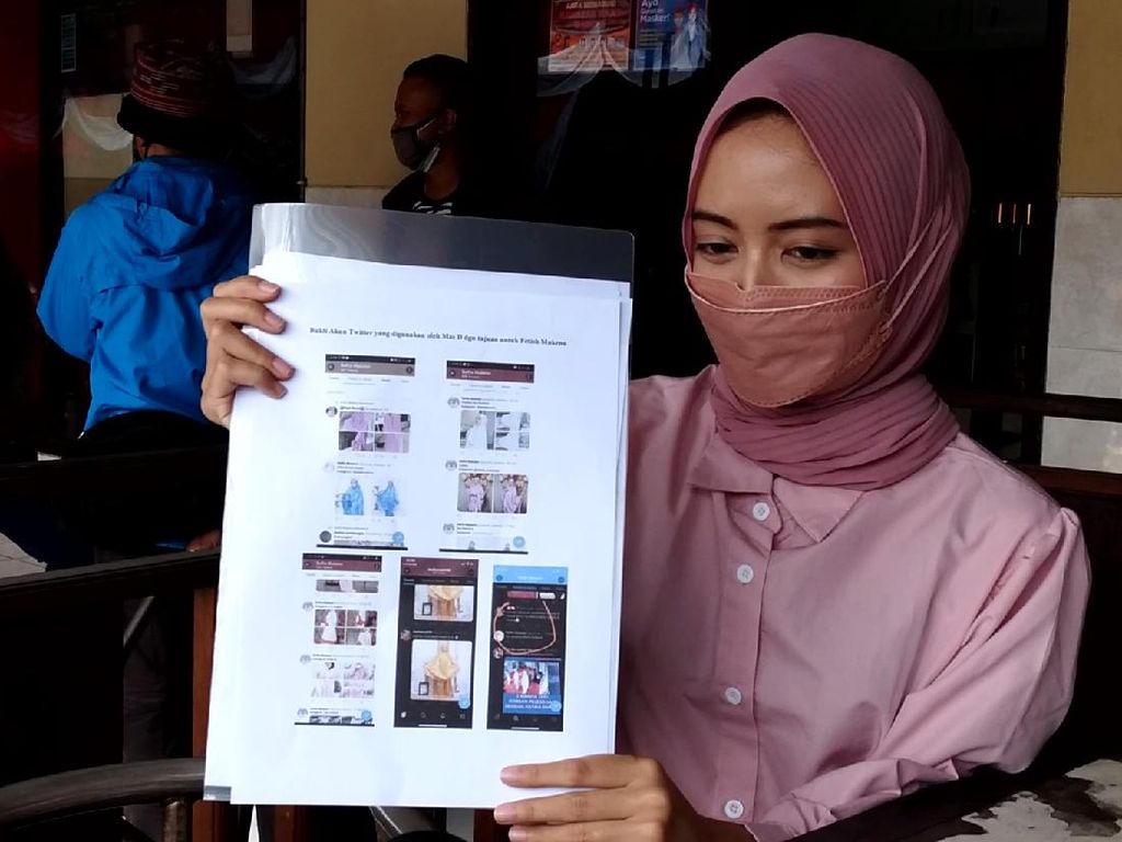 Lapor Polisi, Model Korban Fetish Mukena Serahkan Barang Bukti Lapor Polisi, Model Korban Fetish Mukena Serahkan Barang Bukti