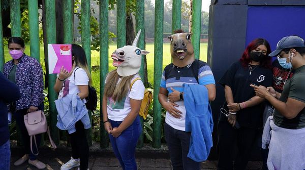 Lucunya Warga Meksiko Pakai Kostum Saat Vaksinasi