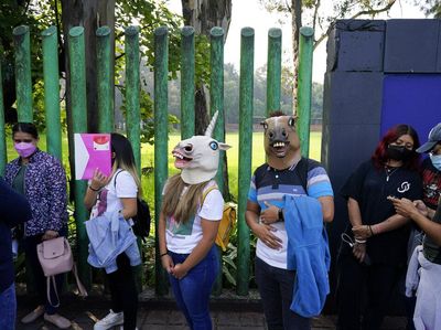 Lucunya Warga Meksiko Pakai Kostum Saat Vaksinasi