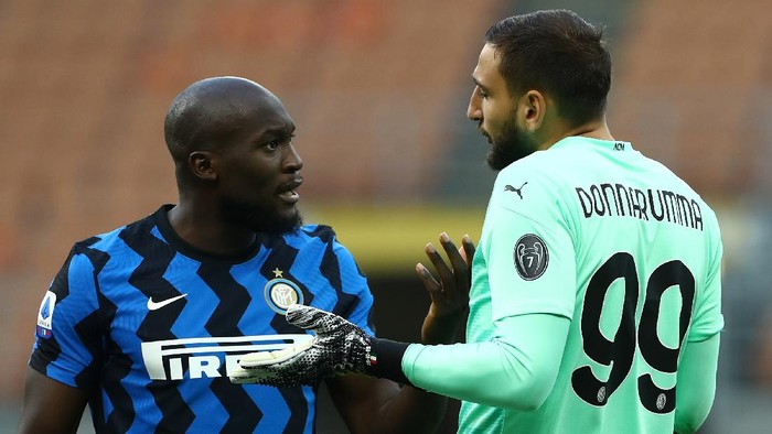 MILAN, ITALY - OCTOBER 17:  Romelu Lukaku of FC Internazionale disputes with Gianluigi Donnarumma of AC Milan during the Serie A match between FC Internazionale and AC Milan at Stadio Giuseppe Meazza on October 17, 2020 in Milan, Italy.  (Photo by Marco Luzzani/Getty Images)