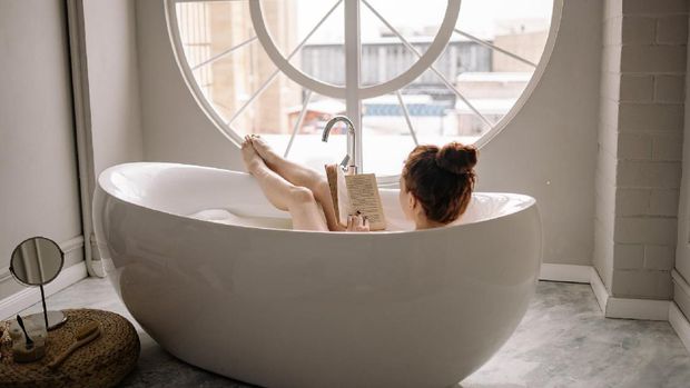 Kesehatan tubuh bisa didapatkan dengan mandi es.