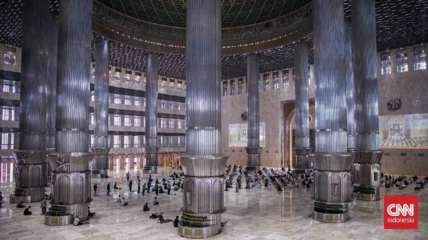 Jamaah melaksanakan Salat Jumat di Masjid Istiqlal, Jakarta Pusat, Jumat (20/8/2021). Masjid Istiqlal kembali dibuka untuk beribadah bagi umat Islam pada Jumat (20/8) hari ini. Hanya 25 persen kapasitas masjid yang boleh terisi untuk ibadah kali ini, sesuai dengan peraturan Pemerintah Provinsi DKI Jakarta. (CNN Indonesia/ Adi Maulana)