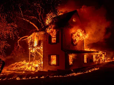 Merah Membara Kebakaran Hutan di California