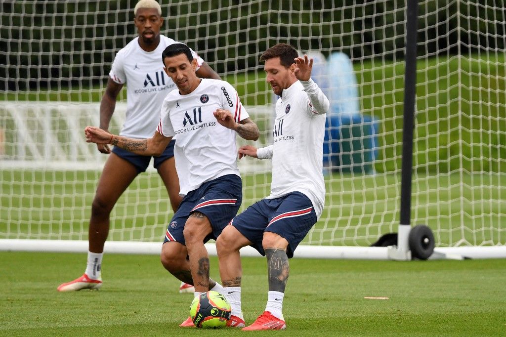 Paris Saint-Germain's Argentinian midfielder Angel Di Maria and Paris Saint-Germain's Argentinian forward Lionel Messi (R) attend a training session at the Camp des Loges Paris Saint-Germain football club's training ground in Saint-Germain-en-Laye on August 19, 2021. (Photo by Bertrand GUAY / AFP)