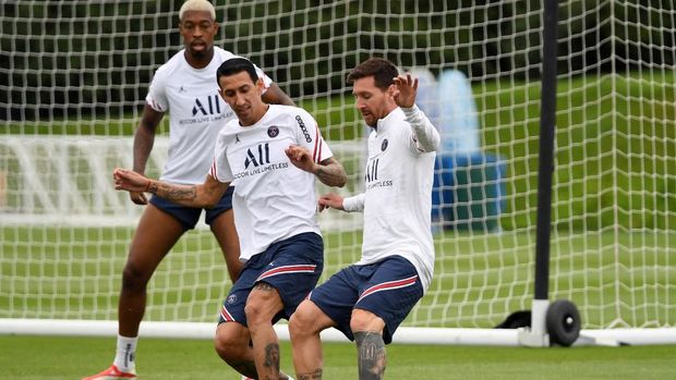Paris Saint-Germain's Argentinian midfielder Angel Di Maria and Paris Saint-Germain's Argentinian forward Lionel Messi (R) attend a training session at the Camp des Loges Paris Saint-Germain football club's training ground in Saint-Germain-en-Laye on August 19, 2021. (Photo by Bertrand GUAY / AFP)