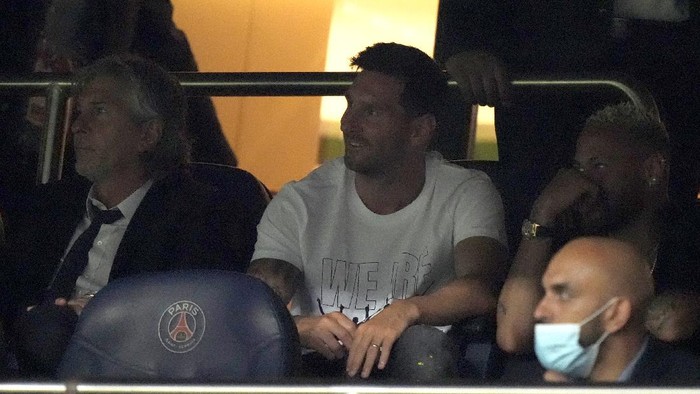 PSGs Lionel Messi, center, watches the French League One soccer match between Paris Saint Germain and Strasbourg, at the Parc des Princes stadium in Paris, Saturday, Aug. 14, 2021. (AP Photo/Francois Mori)