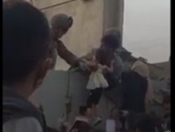 Momen Pilu Balita Ditarik Menaiki Tembok di Bandara Kabul