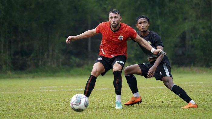 Liga 1 akan bergulir pada 27 Agustus nanti, para klub mulai panaskan mesin salah satunya Persija. Menjamu Dewa United di Lapangan POR Sawangan Depok, Macan Kemayoran menang tipis 1-0.