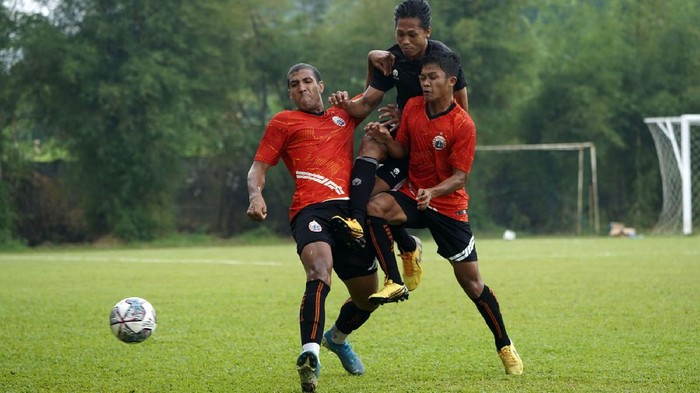 Liga 1 akan bergulir pada 27 Agustus nanti, para klub mulai panaskan mesin salah satunya Persija. Menjamu Dewa United di Lapangan POR Sawangan Depok, Macan Kemayoran menang tipis 1-0.