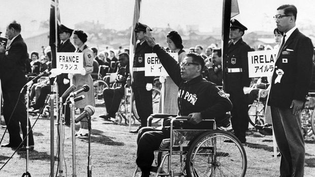 Paralimpiade 1964 Le japonais Toshio Aono prte serment, le 12 novembre 1964, au cours de la crmonie d'ouverture des jeux paraolympiques auxquels participent 400 athltes handicaps physiques de 22 pays, au stade ODA du village olympique de Tokyo. (Photo by STAFF / AFP)