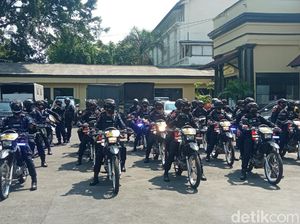 Pasukan Brimob Kawal Distribusi Bansos di Bandung