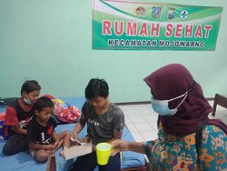 Cerita Sedih Pelajar Rawat 2 Adik di Tempat Isolasi Gegara Ibu Meninggal COVID-19