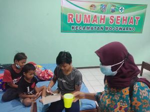 Cerita Sedih Pelajar Rawat 2 Adik di Tempat Isolasi Gegara Ibu Meninggal COVID-19 Cerita Sedih Pelajar Rawat 2 Adik di Tempat Isolasi Gegara Ibu Meninggal COVID-19