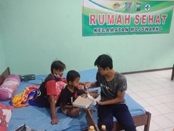 Pelajar Jombang Rawat 2 Adik di Tempat Isolasi Gegara Ibunya Meninggal COVID-19