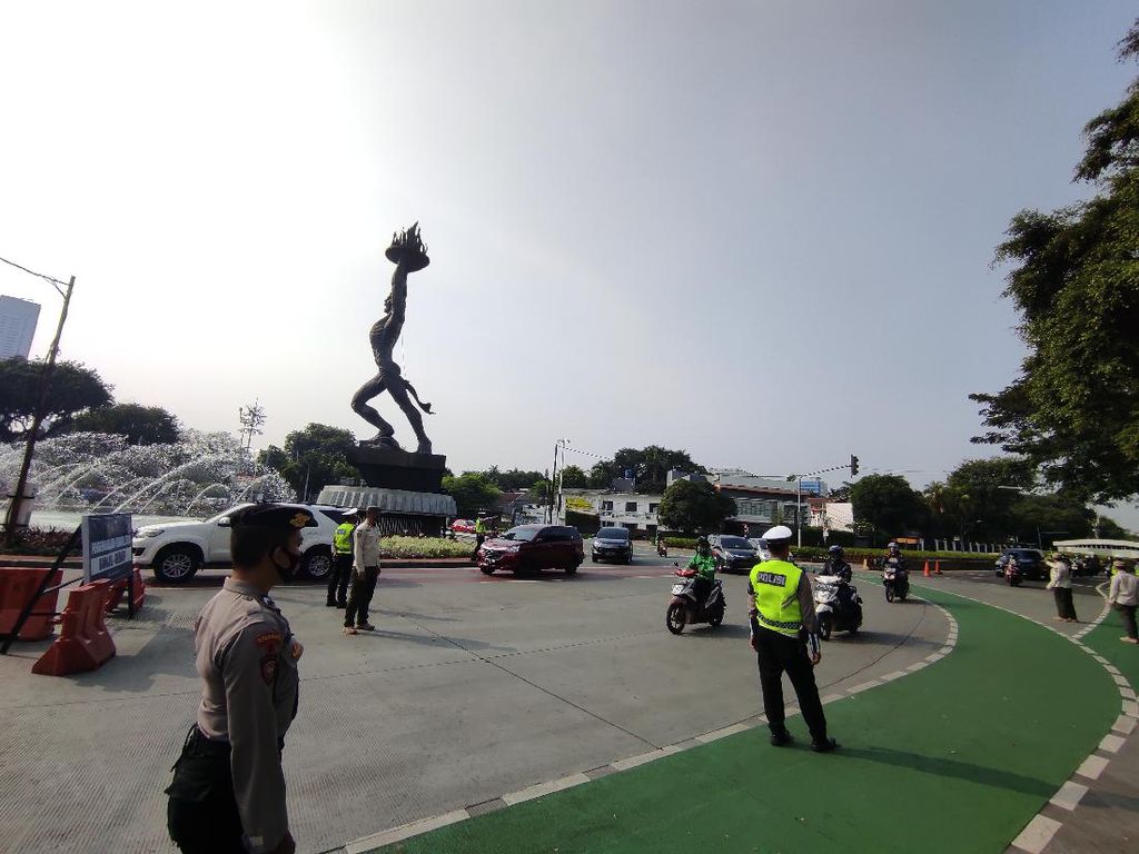 Sejumlah Mobil Berpelat Ganjil Diputar Balik di Bundaran Senayan Sejumlah Mobil Berpelat Ganjil Diputar Balik di Bundaran Senayan