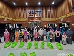 30 Anak Yatim di Kota Kediri Makan Bubur Suro Rayakan Asyura