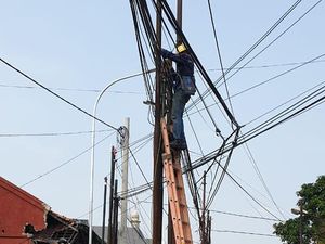 Hore! PLN Bakal Pindahkan 18 Tiang dari Tengah Jalan Dekat Tol Brigif