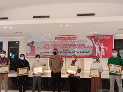 Polres Jakpus Beri Penghargaan ke 1.100 Relawan Vaksinasi Merdeka