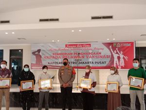 Polres Jakpus Beri Penghargaan ke 1.100 Relawan Vaksinasi Merdeka Polres Jakpus Beri Penghargaan ke 1.100 Relawan Vaksinasi Merdeka