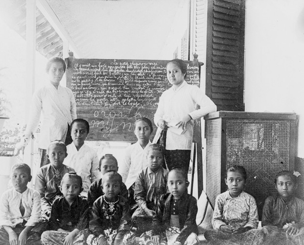 Kartini mendirikan sekolah agar para perempuan tidak terbelakang di bidang pendidikan.