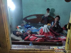 Potret 2 Bocah di Kota Malang Rawat Sang Ayah yang Terbaring Lumpuh Potret 2 Bocah di Kota Malang Rawat Sang Ayah yang Terbaring Lumpuh